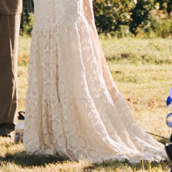 Kite and Butterfly Anais Wedding Gown - Picture 8 of 13